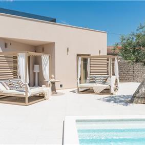 4 bedroom villa with indoor and outdoor pools in Galižana, Istria, sleeps up to 8